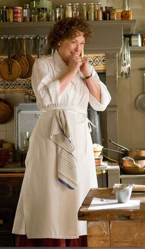Een stijlvolle foto van Meryl Streep als Julia Child die met passie in de keuken aan het werk is.
