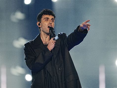 illustratie van een rode coachstoel van The Voice, met de naam Duncan Laurence erop