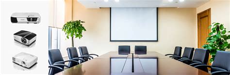 Interieur van een vergaderruimte met een beamer die projecteert op een scherm