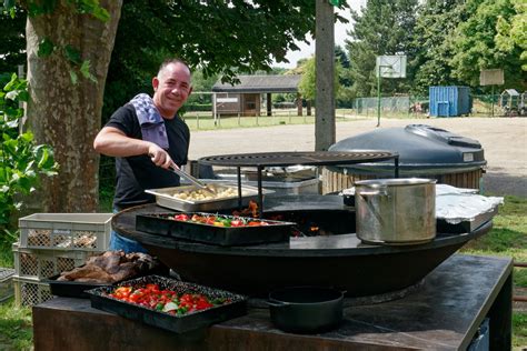Medewerkers tijdens een barbecue