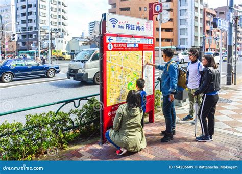 An Lemmens met een groep Vlamingen in Tokio