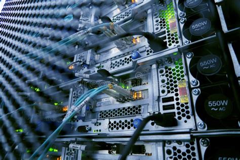 Serverruimte met rack-gemonteerde servers en netwerkapparatuur