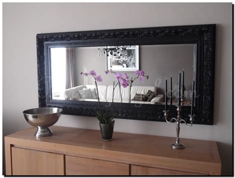 Voorbeeld van een gestyled dressoir met decoratieve items en een spiegel aan de muur