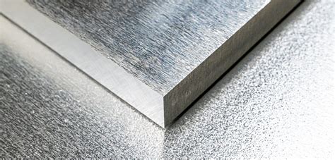 Close-up van het hoogglanzende thermoplast materiaal van de centrale plaat, met focus op de textuur en afwerking.