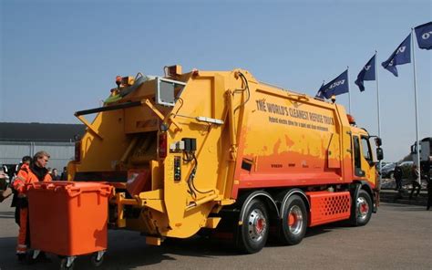 Informatieve afbeelding van een vuilniswagen in een kleine stad