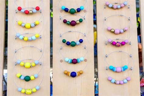 Collage van verschillende gebruikte televisies die te koop worden aangeboden.