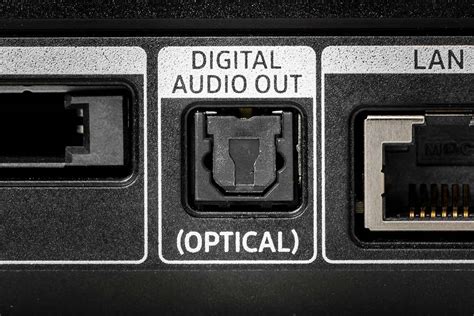 Visuele weergave van de optische audio-uitgang op een Xbox 360 console en de aansluiting van een Toslink kabel.