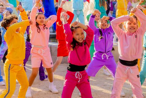 Collage van afbeeldingen: dansende kinderen, een wetenschappelijk proefje, en het Kinderen voor Kinderen logo