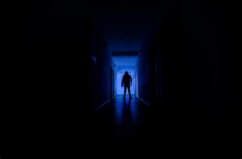 Illustratie van een donkere gang met een subtiel lichtpunt aan het einde.