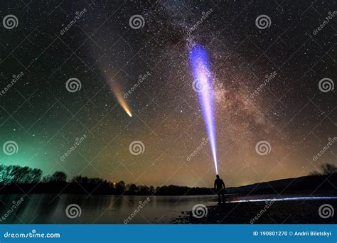 Artistieke weergave van een persoon die een lichtbundel volgt in een donkere, abstracte ruimte.