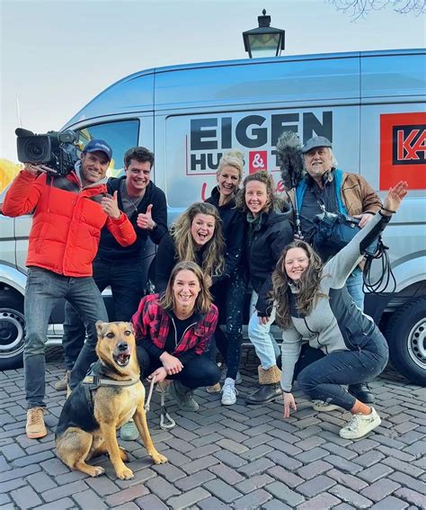 Illustratie van een oude studio-opstelling voor een televisieprogramma met presentatoren en een scherm.