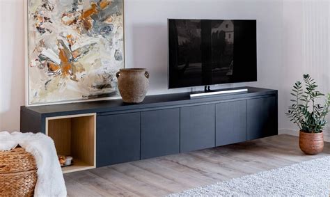 Voor-en-na foto van een tv gemonteerd op een standaard versus op een laag meubel, met nadruk op kijkhoogte