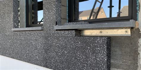 Illustratie van een gerenoveerde gevel met stucwerk, die zowel esthetisch als beschermend oogt.