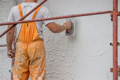 Infographic met de stappen voor het voorbereiden van een buitenmuur voor het stucen: reinigen, repareren, primeren.