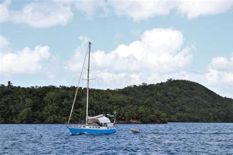 Thematische foto van een zeilboot op een woeste oceaan