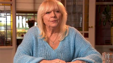 Illustratie van Mieke die door de tijdreiskast reist naar de middeleeuwen, met haar voorouders in traditionele kledij.