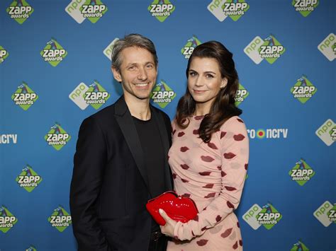 Visuele weergave van de hoofdrolspelers Elise Schaap en Maarten Heijmans in een komische scène uit 