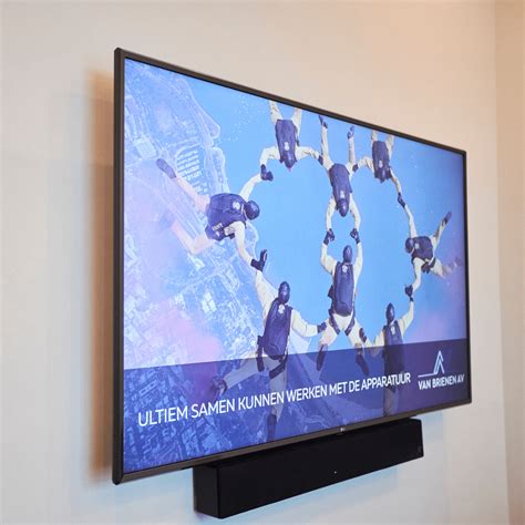 Beamer geprojecteerd op een scherm tijdens een zakelijke presentatie