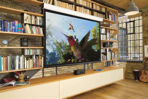 Illustratie van de plaatsing van een short-throw beamer dichtbij een scherm