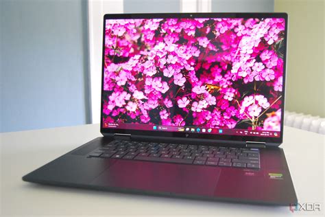 Afbeelding van de HP Spectre x360 16 laptop met nadruk op het ontwerp en de luidsprekers.