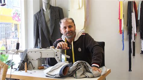 Peyami, een jonge en succesvolle kleermaker, in zijn atelier.