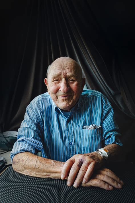 Gordon interviewt een 100-jarige deelnemer in zijn woonkamer, omringd door foto's