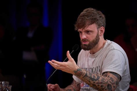 Tim Hofman die praat over zijn programma BOOS