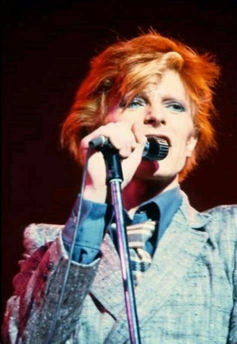 David Bowie op het podium tijdens de Diamond Dogs tour, 1974
