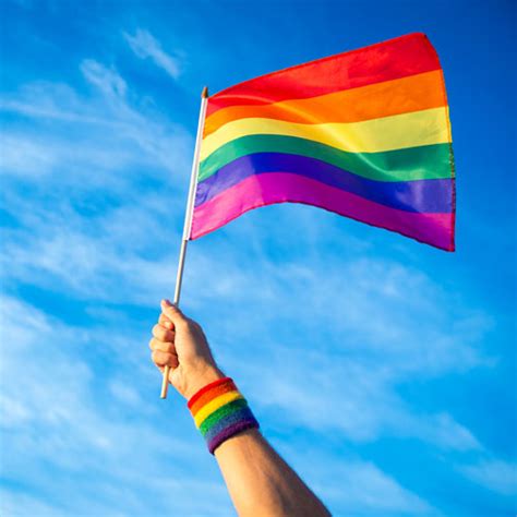 Illustratie van een regenboogvlag die subtiel in het bioscoopinterieur is verwerkt.