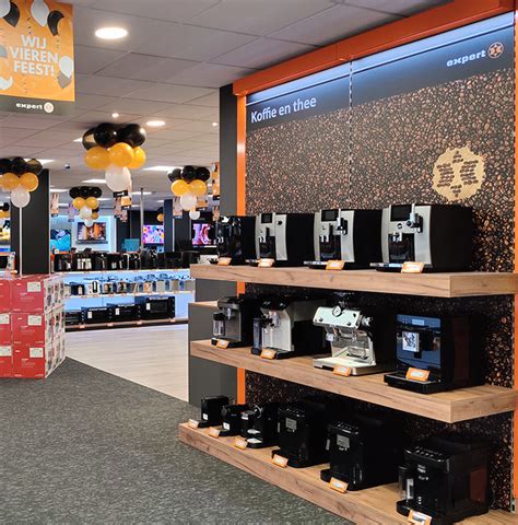 interieur van Expert Helmond met diverse huishoudelijke apparaten en elektronica