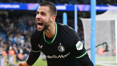 Feyenoord-speler David Hancko scoort de winnende goal met een volley