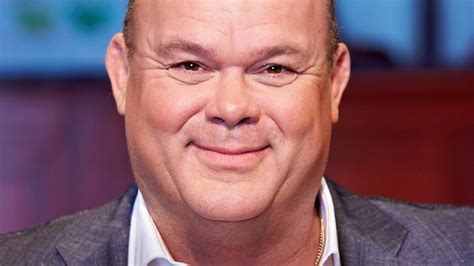 Paul de Leeuw als Sinterklaas-achtige figuur