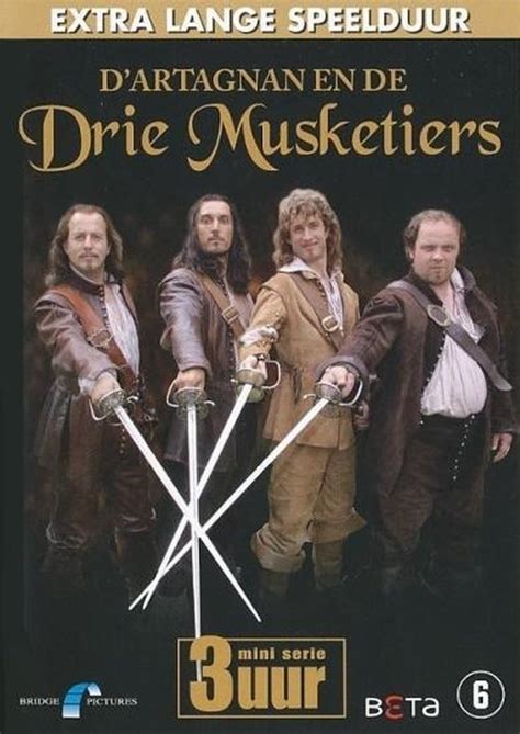 Een dynamische scène van een duel tussen D'Artagnan en een van de musketiers, met kardinaal Richelieu's wachters op de achtergrond.