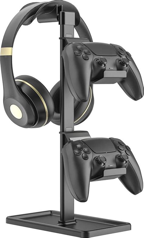 Een selectie van gaming-accessoires, waaronder headsets en controllers