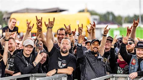 Einblick in das Wacken Open Air Festivalgelände mit vielen Fans