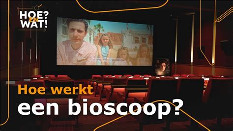 Illustratie van een bioscoopscherm met duidelijke ondertiteling, naast een mobiele telefoon die ook ondertiteling toont.