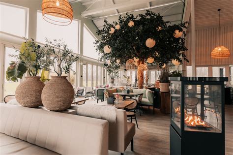 Interieur van het First Dates restaurant, sfeervol verlicht met tafels gedekt voor twee personen.