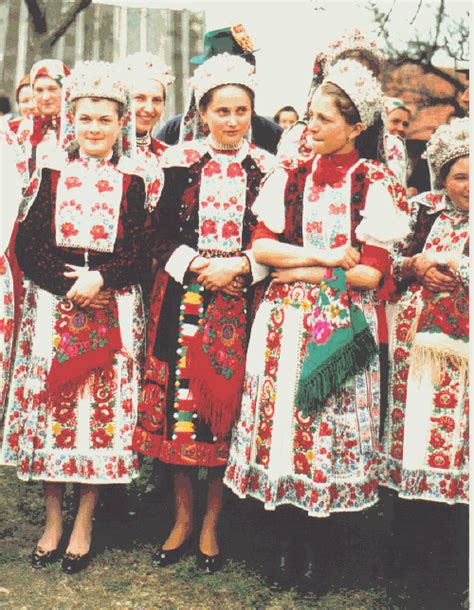 Een vrouw in traditionele Hongaarse klederdracht, met veel details in de stof en borduurwerk.