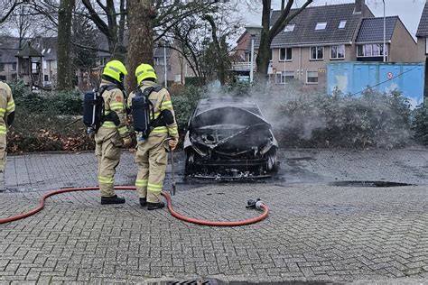 foto van uitgebrande auto's in de wijk Veldhuizen, Ede