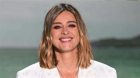 Presentatrice Sandra Barneda die een deelnemer confronteert met beelden.