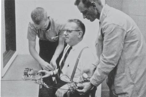 Afbeelding van een schokgenerator zoals gebruikt in het Milgram experiment