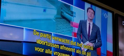 Illustratie van een tv-scherm met ondertiteling, waarbij de ondertiteling duidelijk leesbaar is.