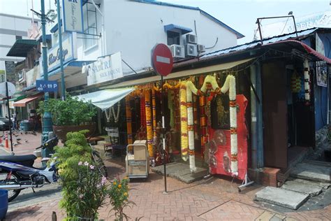 Straatbeeld in George Town, Penang met kleurrijke gebouwen