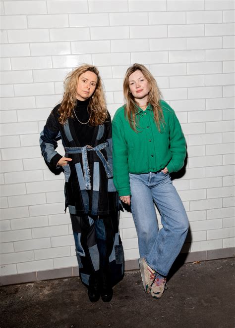 Sunny Bergman in gesprek met een slachtoffer van seksueel geweld voor haar documentaire