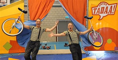 Jos en Bas van Circus Tadaa! geven een interactieve workshop aan lachende kinderen.