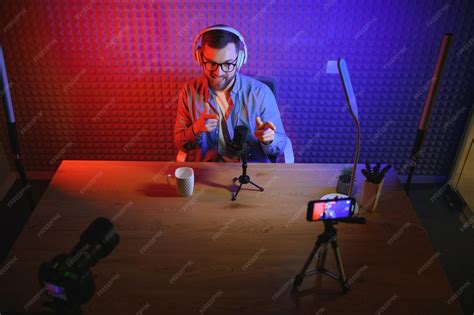 Een persoon die met een smartphone filmt in een stille omgeving, met de microfoon dichtbij de geluidsbron.