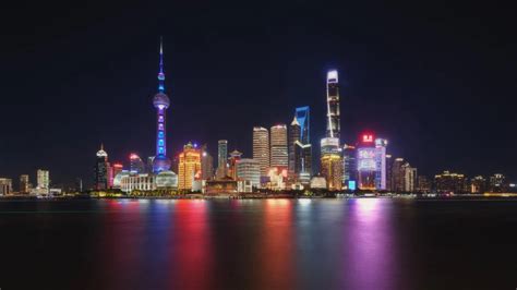 Vergelijking van een video-opname bij weinig licht versus voldoende licht, met duidelijke ruis in het eerste voorbeeld.