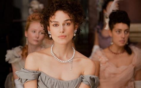 Keira Knightley als Anna Karenina in een elegante baljurk, met op de achtergrond een sfeervolle 19e-eeuwse salon.