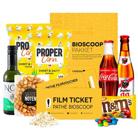 Inhoud van een bioscoop cadeaupakket met filmtickets en snacks
