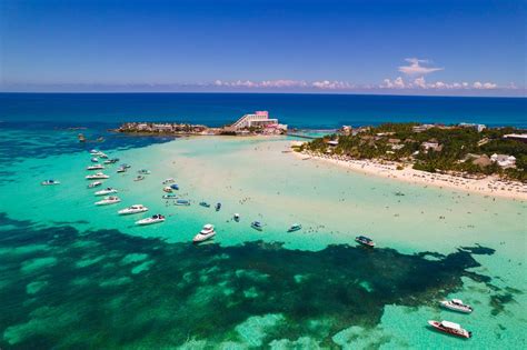 Idyllisch strand op Isla Mujeres met kristalhelder water